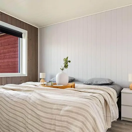 8 Person In Sandoy * Finnoy