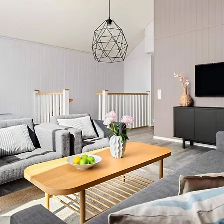 8 Person In Sandoy * Finnoy