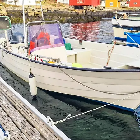8 Person In Sandoy Finnøy