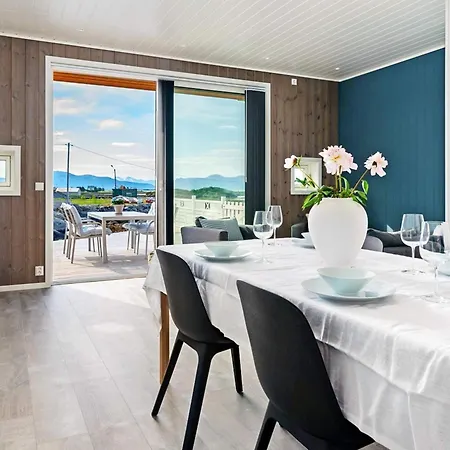 8 Person In Sandoy Finnøy