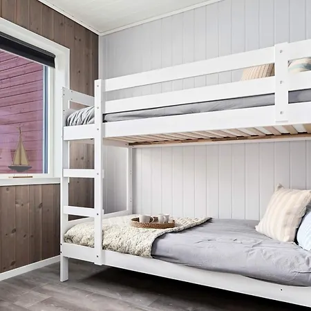 8 Person In Sandoy Feriehus Finnøy