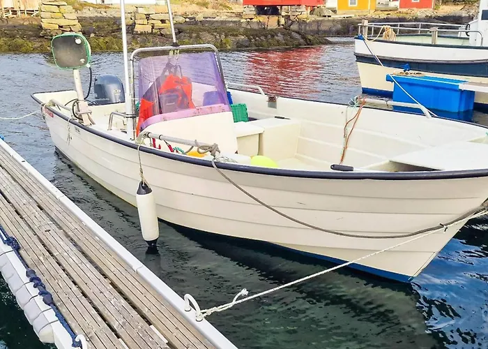 8 Person In Sandoy Finnøy