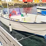 8 Person In Sandoy Finnøy