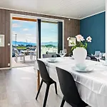 8 Person In Sandoy Finnøy